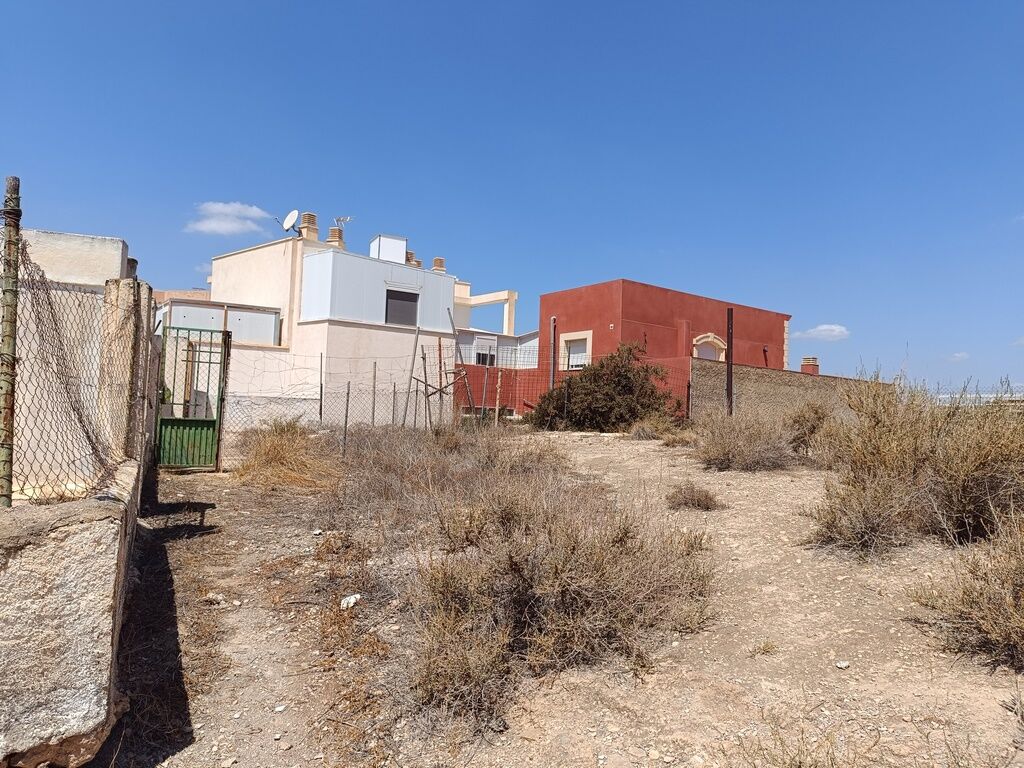 Solar junto a Plaza Virgen del Carmen