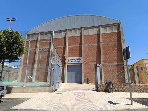 Frontón Municipal Cubierto / Pistas de Pádel
