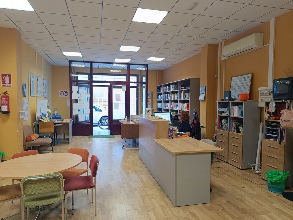 Biblioteca municipal y sala de baile
