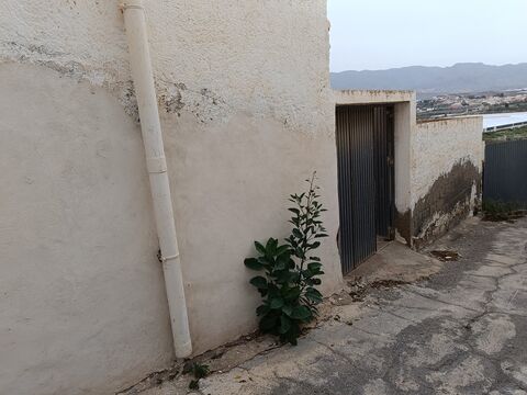 Antigua Consulta Médica y antiguo Almacén B. El Chuche